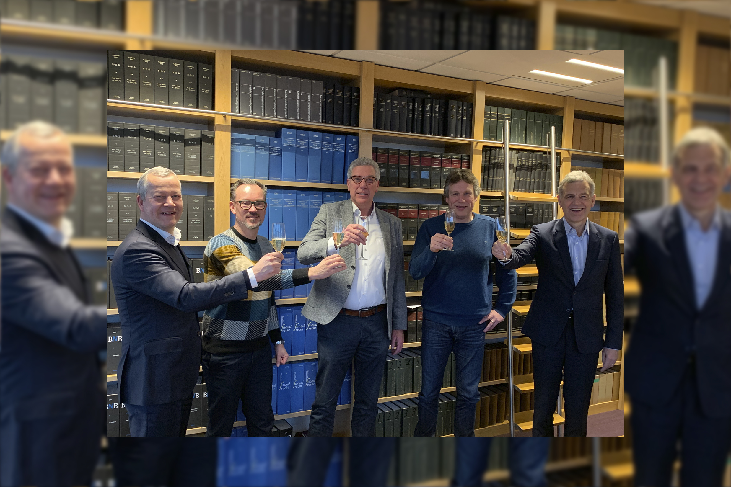 Champagnemoment na het tekenen van de overeenkomst dat INNAX Delen Duurzame Energie overneemt