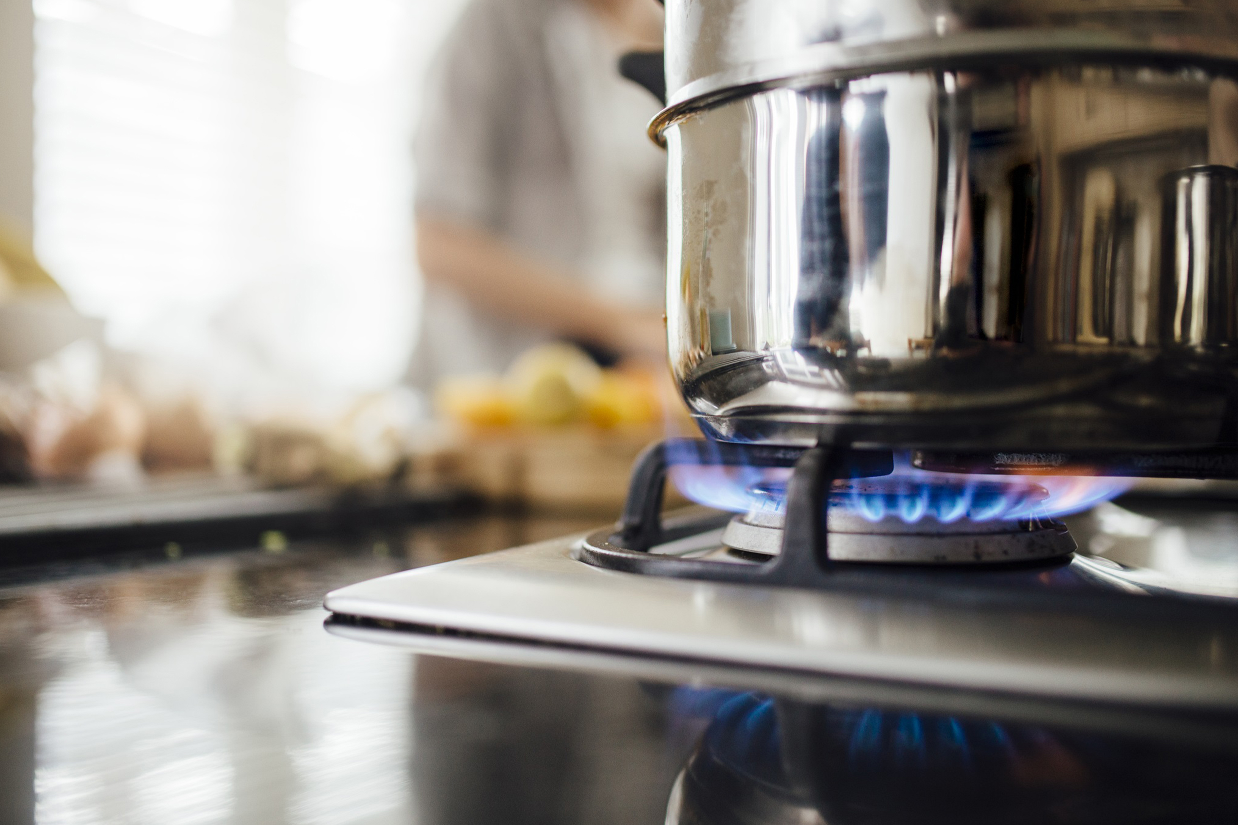 Een afbeelding van koken op aardgas. Steeds minder betaalbaar met de stijgende aardgasprijzen.