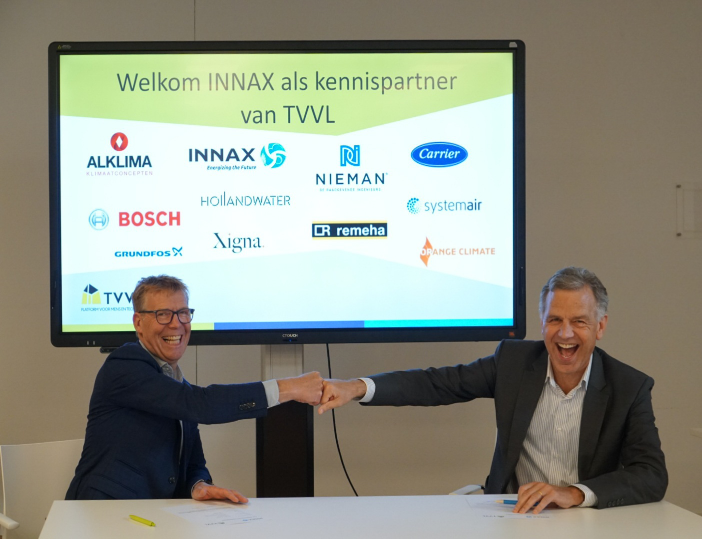 INNAX nieuwe Kennispartner TVVL, Philip Blaauw schudt de hand van John Lens