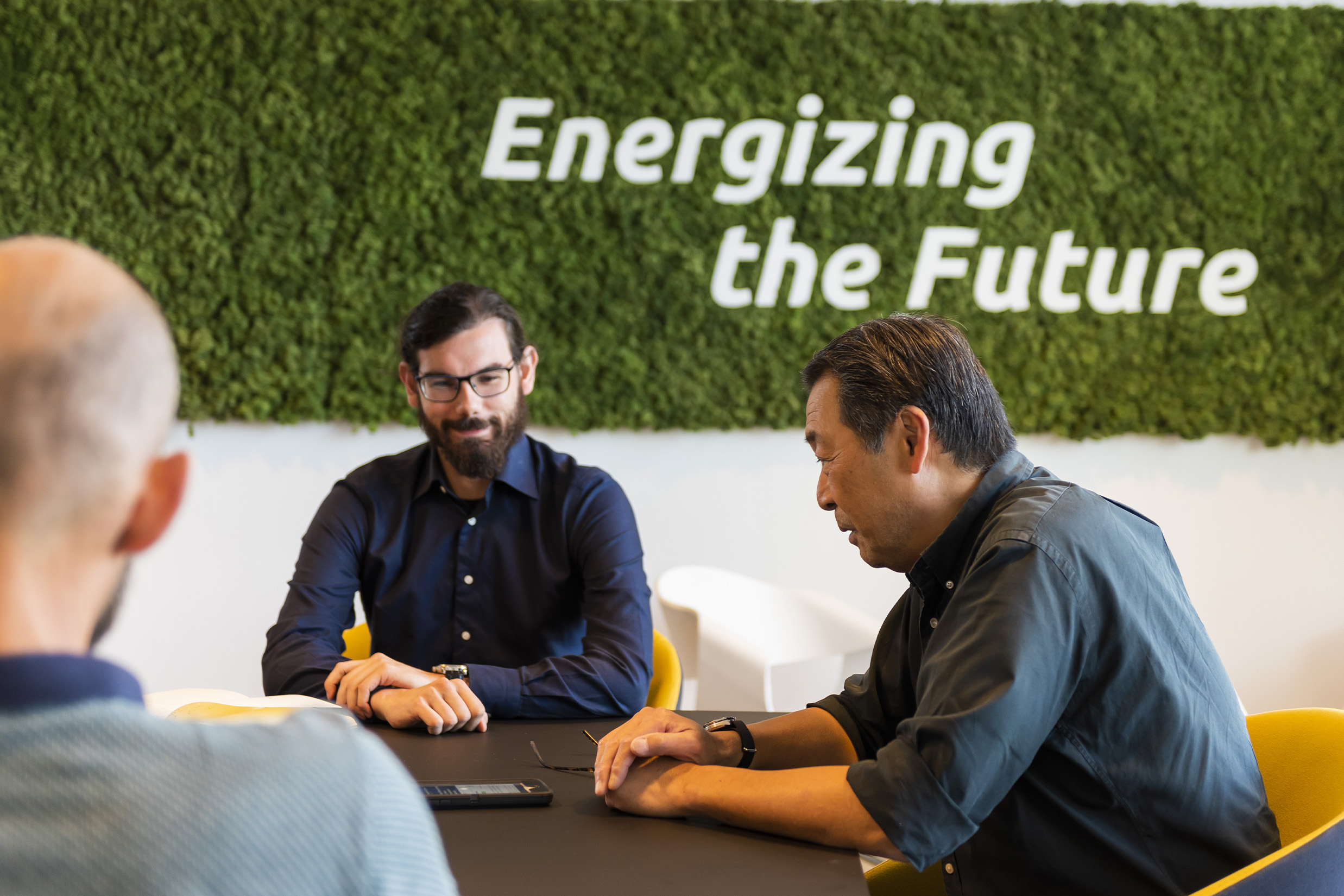 Focusgebieden INNAX Woningen, aan tafel met Khing, Max en Richard