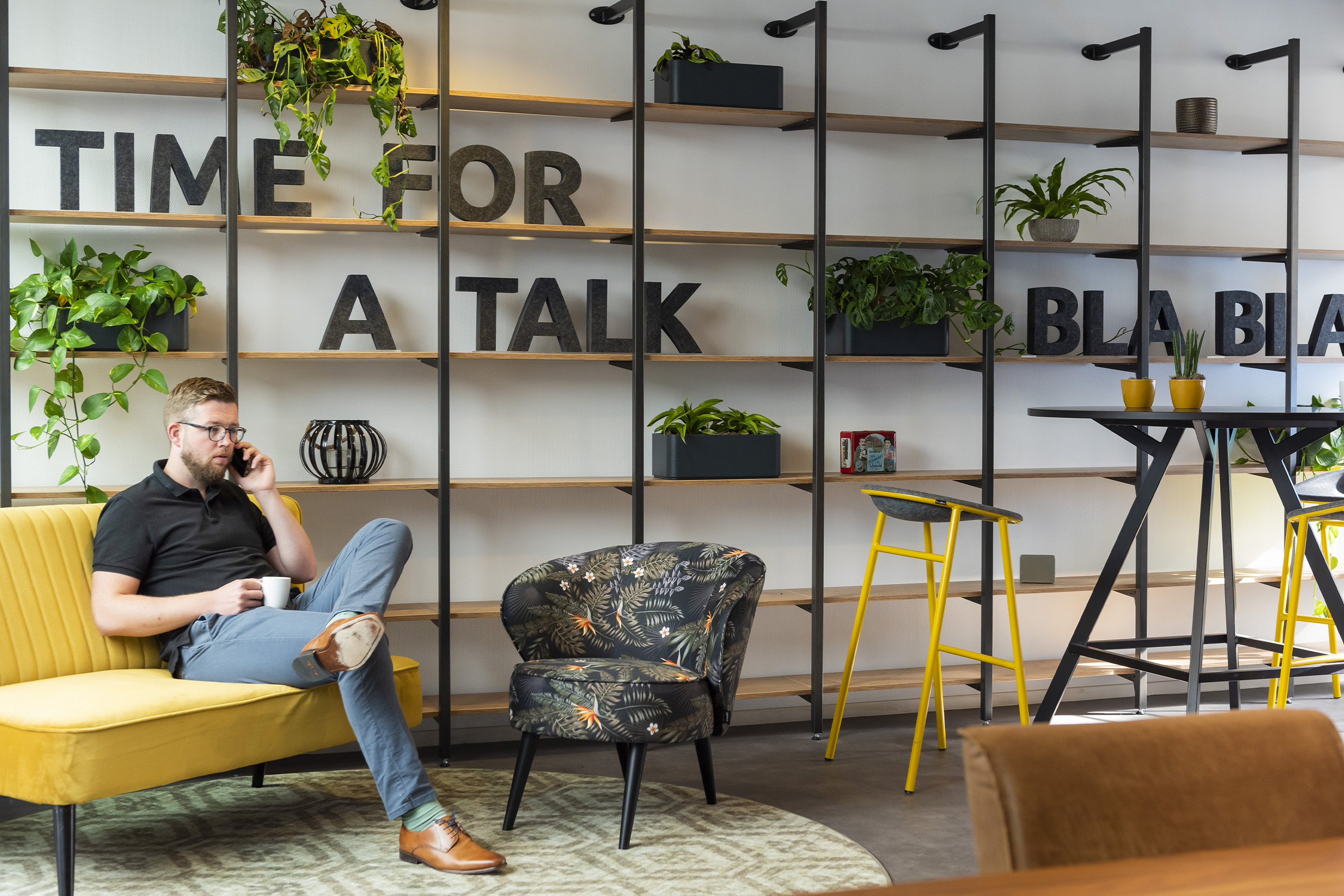 Time for a talk over onze dienstverlening, de NPS score. Op de afbeelding zit een bellende man.